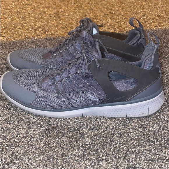 Nike Tennis Shoes - Picture 3 of 8